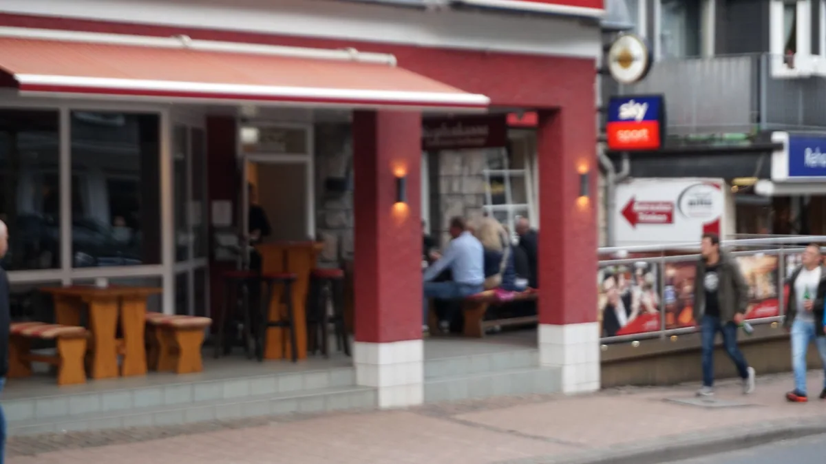 Gäste vor dem Hotel Willinger Mitte
