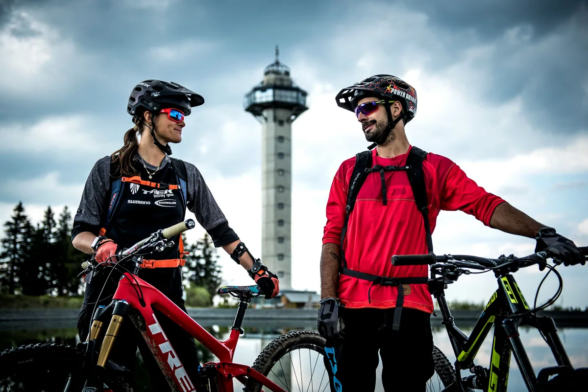Mountainbiker auf einem Weg bei Willingen