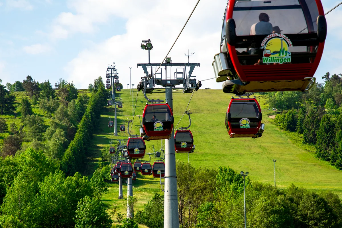 Seilbahn über grüne Hänge bei Willingen